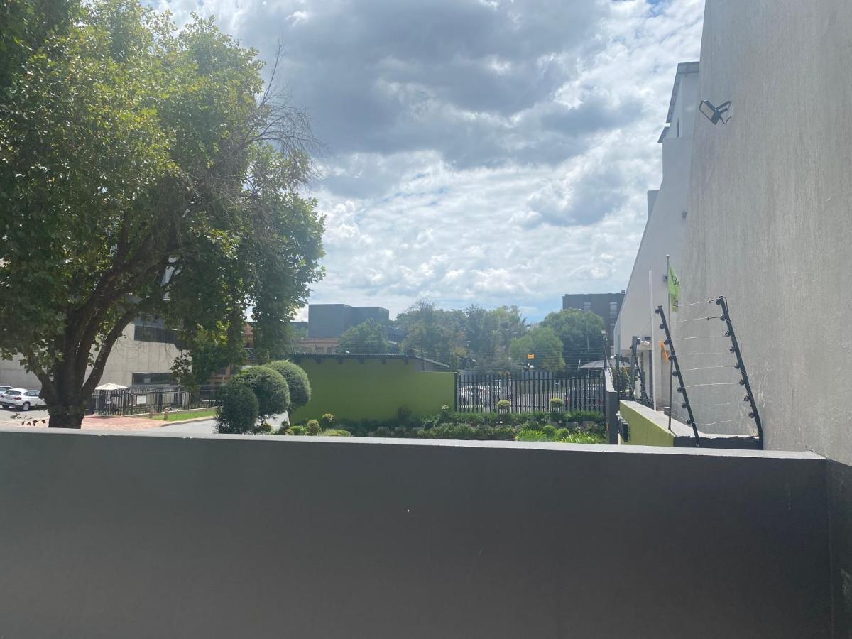 Lovely Rosebank 1-Bedroom Condo With Pool & Cinema Johannesburg Exterior photo